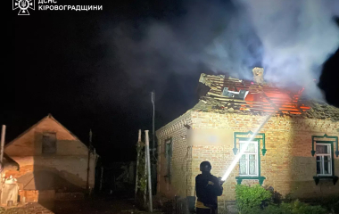 Через атаку «шахедів» на Кіровоградщині загорівся житловий будинок