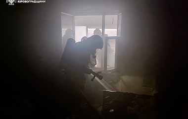 На Кіровоградщині під час пожежі у квартирі багатоповерхівки врятували літнього чоловіка