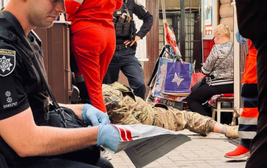 У Кропивницькому на центральному ринку затримали військового, який кидався на людей з ножем
