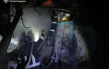 На Кіровоградщині через ворожу атаку сталася пожежа та постраждали автівки