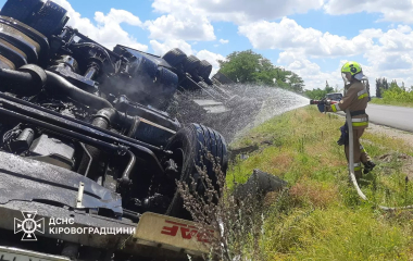 На Кіровоградщині рятувальники вирізали водія з кабіни та ліквідовували витік палива(ФОТО)