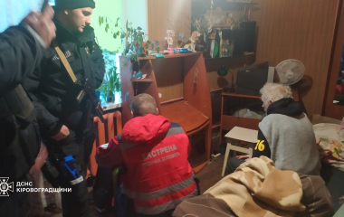 На Кіровоградщині рятувальники відкрили двері помешкання, де господар потребував допомоги