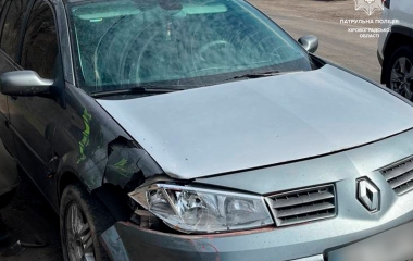 У Кропивницькому неуважний водій в’їхав в припарковане авто