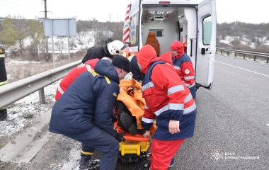 У Кропивницькому  під час ліквідації наслідків ДТП врятували двох чоловіків