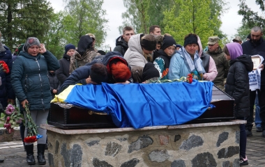 У громаді на Кіровоградщині провели в останню дорогу Героя