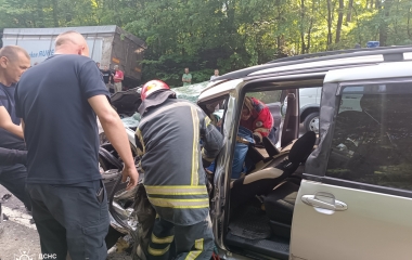 На Кіровоградщині чоловік застряг в автівці внаслідок ДТП