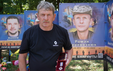 У Гайворонській громаді рідним чотирьох загиблих воїнів передали нагороди Героїв