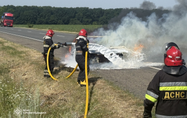На Кіровоградщині посеред дороги спалахнув легковий автомобіль
