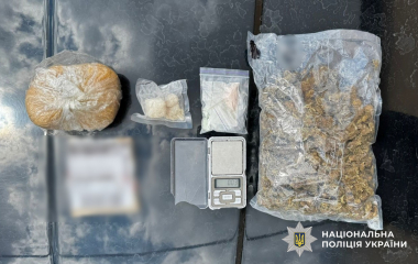 На Кіровоградщині поліцейські затримали чоловіка, який займався збутом наркотиків