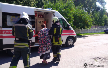 На Кіровоградщині рятувальники відкрили двері квартири, в якій літня жінка потребувала допомоги