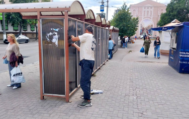 У центрі Кропивницького знову пошкодили зупинку громадського транспорту