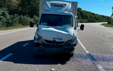 На Кіровоградщині водійка фургона Mercedes не обрала безпечну швидкість та скоїла ДТП