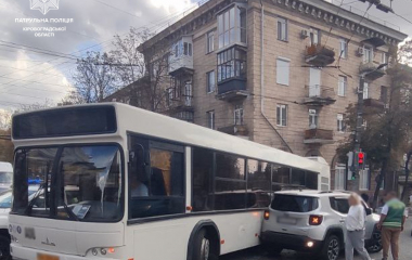 У середмісті Кропивницького не розминулися автобус та легковик