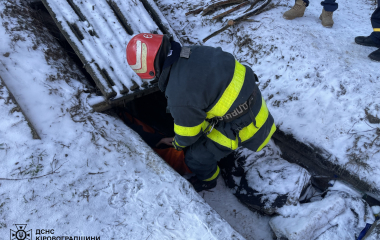 У Кропивницькому рятувальники транспортували чоловіка з обмороженням до карети "швидкої"