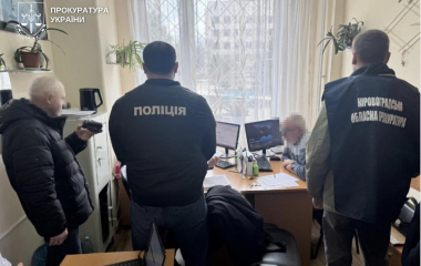 Посадовець з Кіровоградщини “допомагав” за гроші уникнути служби на передовiй