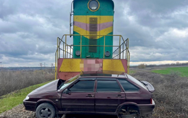 На залізничному переїзді у Кіровоградській області локомотив в'їхав в легковик