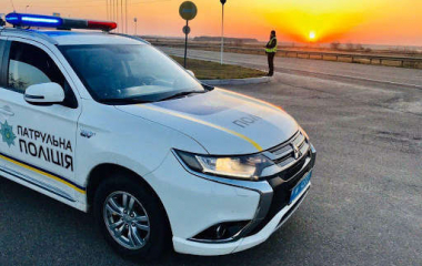 Кропивницькі пaтрульні супроводили aвтівку з дитиною, якій потрібна була меддопомога