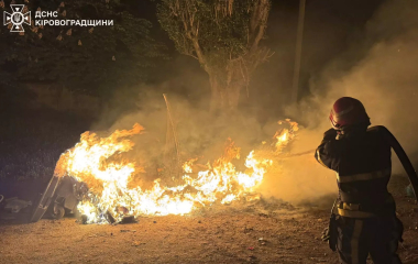 На Кіровоградщині вогонь атакував багатоповерхівку та приватний будинок