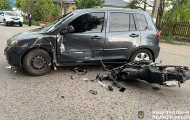 Юний скутерист у лікарні: на Кіровоградщині Mazda «підрізала» 14-річного підлітка