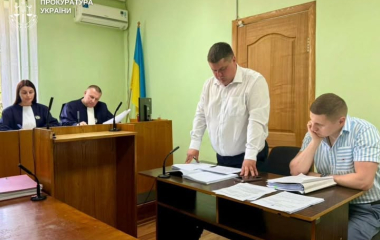 Знущався з 4-річної доньки та падчерки, поки мати на роботі: на Кіровоградщині педофілу дали 15 років
