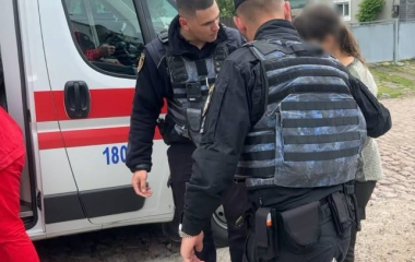 У Новоукраїнці перехожі та поліція врятували жінку під час нападу