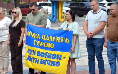 Хвилина, яка тримає тил: як Кіровоградщина щоранку віддає шану полеглим Героям