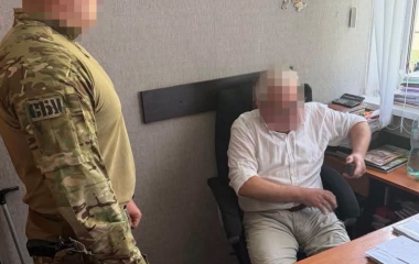На Кіровоградщині керівника медустанови затримали на хабарі за «липову» інвалідність
