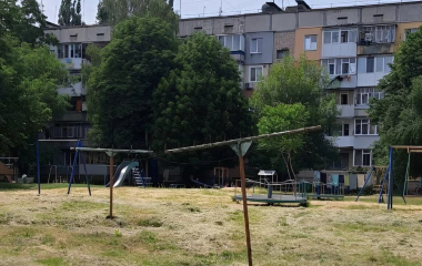 Після травмування дитини у дворах Кропивницького демонтують 161 аварійну металеву конструкцію