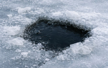 У Кропивницькому патрульні врятували жінку, яка провалилася під кригу
