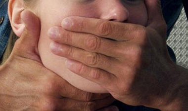 На Кіровоградщині невідомий заліз до кімнати дівчат та вчинив наругу над 15-річною вихованкою дитбудинку