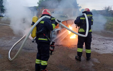 На Кіровоградщині вогонь нищив авто та приватні подвір'я