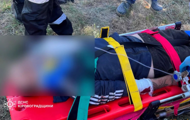 На Кіровоградщині легковик на швидкості злетів у кювет, є госпіталізовані (ФОТО)