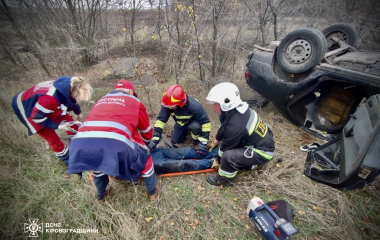 На Кіровоградщині чоловік застряг у понівеченій автівці