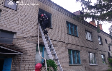 На Кіровоградщині під час гасіння пожежі у квартирі рятувальники виявили тіло чоловіка