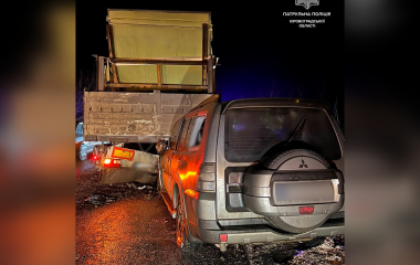 На Кіровоградщині водій Mitsubishi вʼїхав у вантажівку, що їхала попереду 