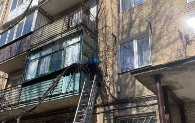 У Кропивницькому врятували бабусю, яка повисла на балконі