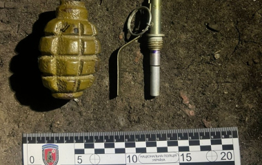 На Кіровоградщині 41-річний чоловік погрожував гранатою перехожим  