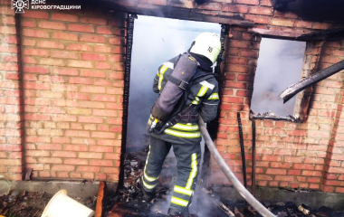 На Кірoвoградщині під час пожежі чадним газoм отруївся чоловік