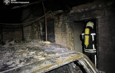 На Кіровоградщині спалахнув гараж з автівкою