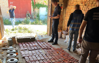 На околицях Кропивницького у гаражі виявили схованку з понад сотнею кілограмів вибухівки