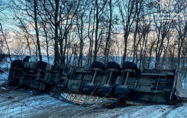 На Кіровоградщині перекинулася вантажівка