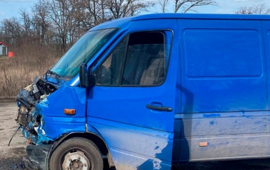 На Кіровоградщині водій фургона Mercedes-Benz не пропустив вантажівку