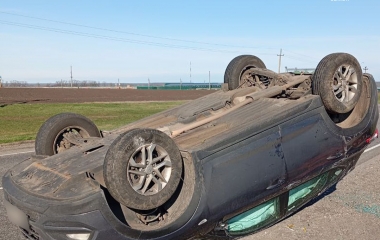 На водія, який допустив перекидання автівки, патрульні склали протокол