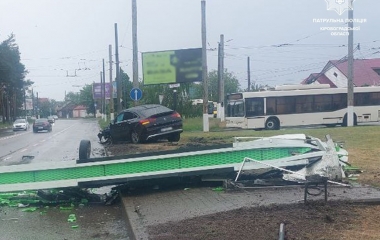 У Кропивницькому водій влетів в стелу АЗС