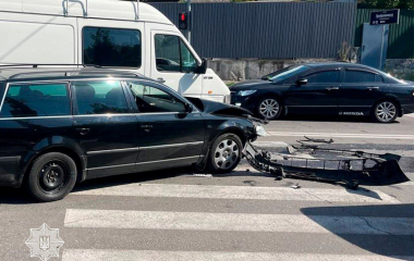 У Кропивницькому водій буса Volkswagen  хотів проскочити на "червоний" та скоїв ДТП