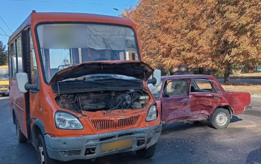 На вулиці Соборній у Кропивницькому водій ВАЗу влетів в маршрутку