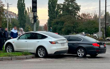 У Кропивницькому не розминулися  Tesla та BMW 