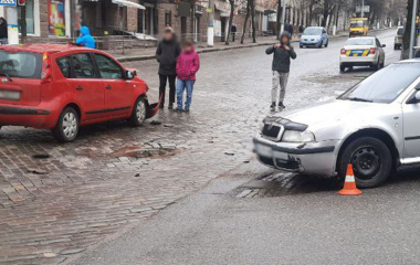 У Кропивницькому водій  Skoda невдало “проскочив” перехрестя