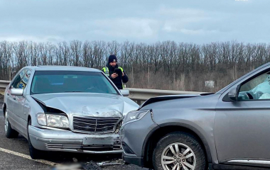 Неподалік Кропивницького водій Mercedes влетів у автівку, яка їхала на зустріч