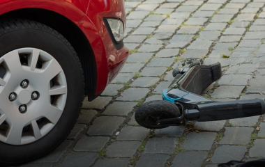 У Кропивницькому внаслідок дорожньої аварії помер 15-річний водій самоката
